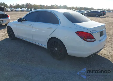 2016 Mercedes-Benz C 300 z USA, uszkodzony, nr VIN 55SWF4JB0GU099638